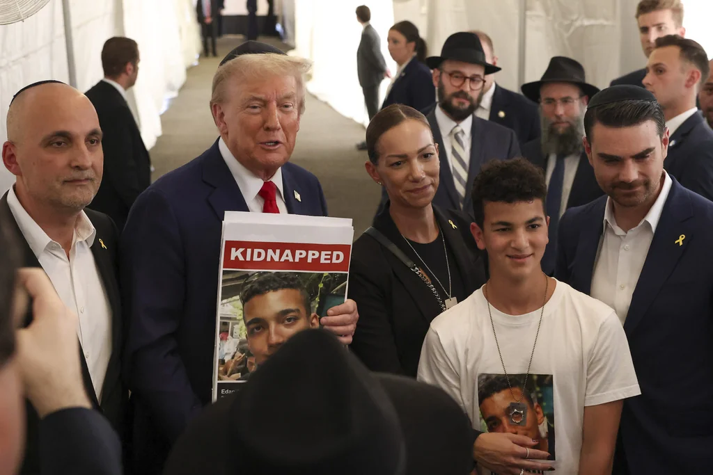 President Donald Trump poses for photos with family members of Edan Alexander, a hostage held by Hamas, after visiting the gravesite of Rabbi Menachem Mendel Schneerson, Monday, Oct. 7, 2024, in New York.