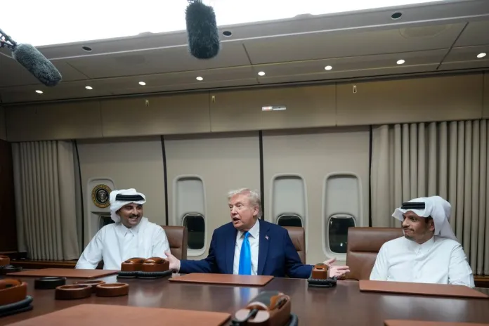 Trump seen in between two high-profile officials from Qatar.