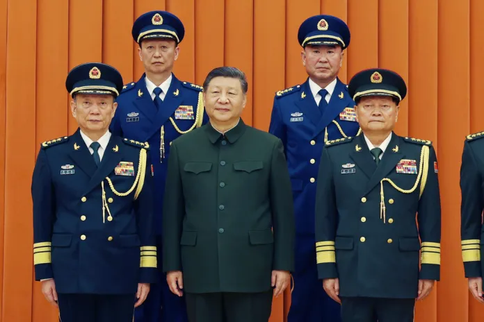 Chinese paramount leader Xi Jinping poses with military high commanders in Beijing