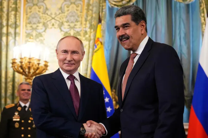 Putin shakes hands with Maduro in Moscow