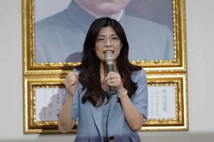 Cheng Li-Wun speaks to supporters