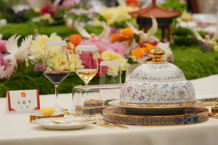 Chinese President Xi Jinping plate during a state dinner with President Donald Trump at the Great Hall of the People on Thursday May 14, 2026, in Beijing. (AP Photo/Mark Schiefelbein)