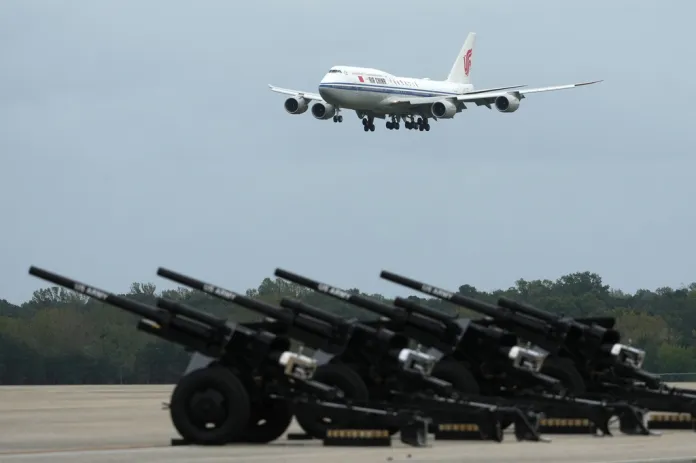 The plane carrying China's President Xi Jinping and his wife Peng Liyuan prepares to land at Joint Base Andrews, Md., Wednesday, Sept. 23, 2026.(AP Photo/Alex Brandon)